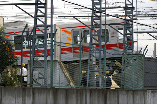 阪神車庫で電車乗り上げ 車止めに衝突 社員けが 日本経済新聞