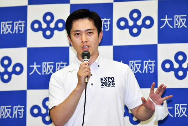 記者の質問に答える吉村大阪府知事(22日、大阪府庁)