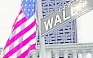 ニューヨーク証券取引所前=AP ニューヨーク証券取引所前=AP