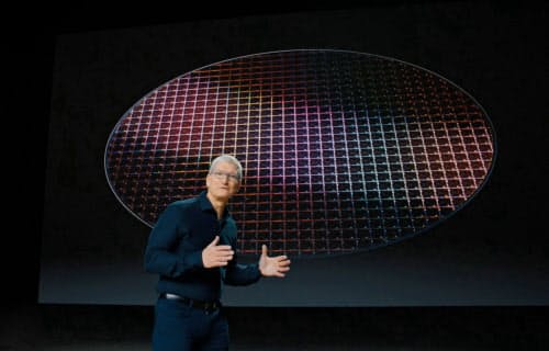Mac向けCPUの内製化を発表するティム・クックCEO(写真はウェブ中継より)