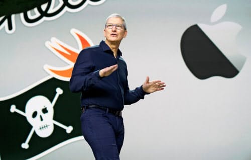 オンラインで年次開発者会議「WWDC」に臨んだアップルのティム・クックCEO=ロイター