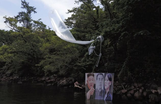 一夜明けて発見された大型風船(23日、韓国・江原道洪川)=聯合・AP 一夜明けて発見された大型風船(23日、韓国・江原道洪川)=聯合・AP