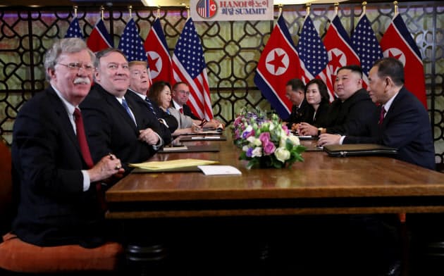ボルトン前大統領補佐官(左)は米朝首脳会談に関与した(ハノイの2回目の会談)=ロイター ボルトン前大統領補佐官(左)は米朝首脳会談に関与した(ハノイの2回目の会談)=ロイター