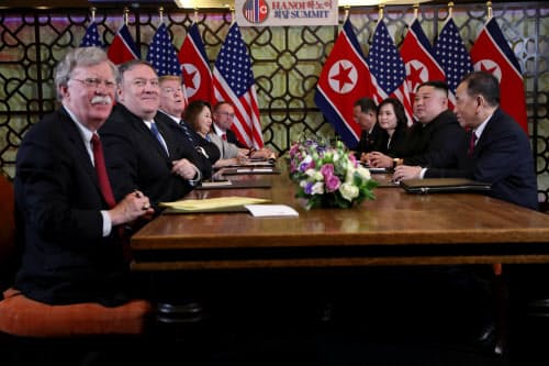 ボルトン前大統領補佐官(左)は米朝首脳会談に関与した(ハノイの2回目の会談)=ロイター