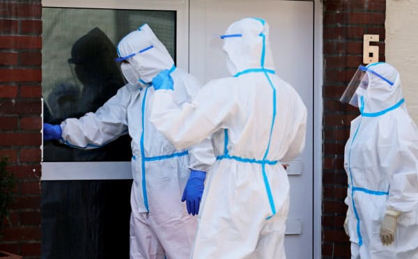 独ギュータースロー郡で住人を訪ねる検査官=ロイター