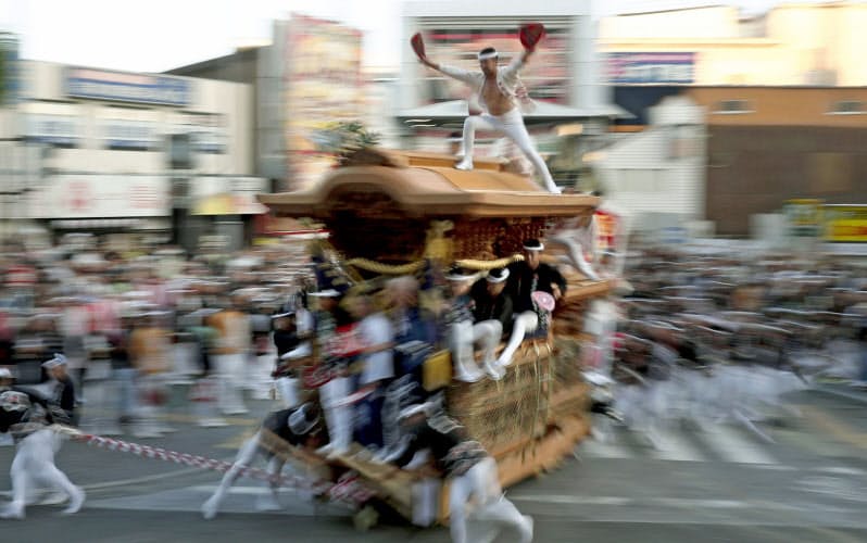 街中を豪快に駆け巡るだんじり(2019年9月、大阪府岸和田市)=共同 街中を豪快に駆け巡るだんじり(2019年9月、大阪府岸和田市)=共同