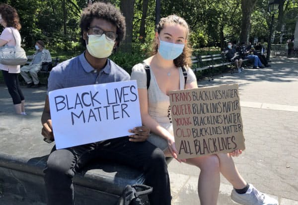 10代で黒人と白人の友人同士が参加するケースも(19日、ニューヨーク)