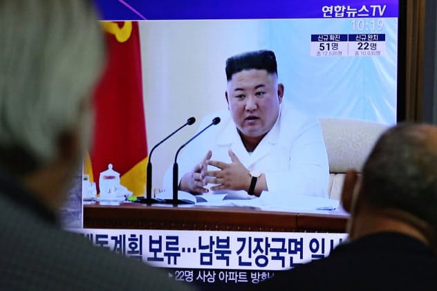 北朝鮮情勢のニュースに見入る韓国の市民(24日、ソウル駅)=AP 北朝鮮情勢のニュースに見入る韓国の市民(24日、ソウル駅)=AP