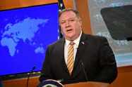 テロ報告書などについて記者会見したポンペオ米国務長官(24日、ワシントン)=ロイター テロ報告書などについて記者会見したポンペオ米国務長官(24日、ワシントン)=ロイター