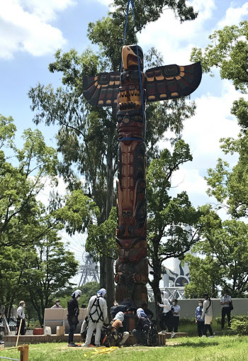 国立民族学博物館に新たなトーテムポール 日本経済新聞 国立民族学博物館に新たなトーテムポール 日本経済新聞