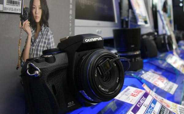 オリンパスのカメラは値ごろ感と質感にも高い評価があった（2008年撮影、東京都内の家電量販店）