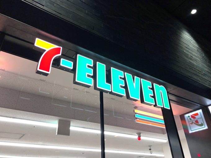 セブンでシステム不具合 スマホ決済など一時使えず 日本経済新聞