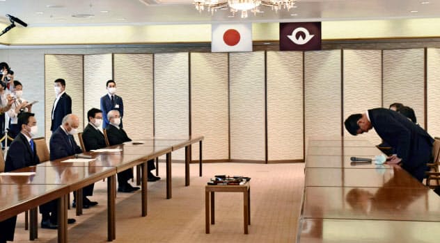 イージス・アショアの配備計画撤回について河野太郎防衛相(右)は山口県知事らに謝罪した(19日、山口県庁) イージス・アショアの配備計画撤回について河野太郎防衛相(右)は山口県知事らに謝罪した(19日、山口県庁)