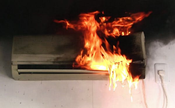 エアコン内部部品の誤った洗浄方法で出火する様子の再現映像=製品評価技術基盤機構提供・共同