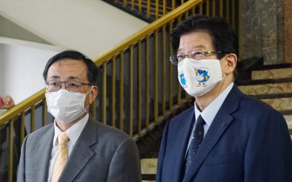 初の会談に臨むJR東海の金子慎社長(左)と静岡県の川勝平太知事(26日、静岡県庁)