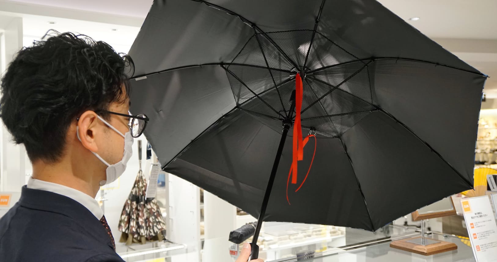 夏のコロナ対策は傘で マスク焼け防ぎ人と距離保つ Nikkei Style 夏のコロナ対策は傘で マスク焼け防ぎ人と距離保つ Nikkei Style