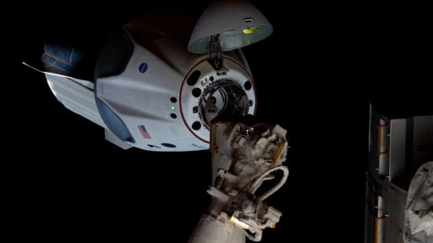 ISSに到着したスペースXのクルードラゴン=NASA提供 ISSに到着したスペースXのクルードラゴン=NASA提供