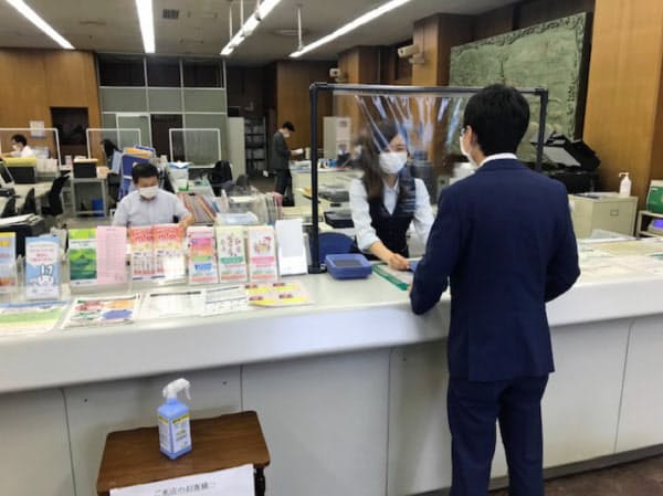 北海道では企業の資金需要が高まっている(24日、札幌中央信用組合の本店営業部)
