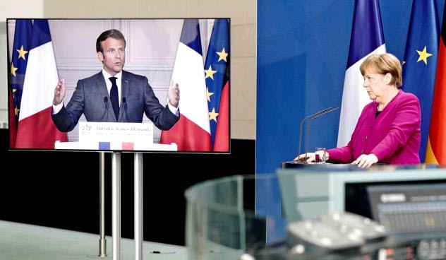 テレビ電話でマクロン仏大統領と復興基金について会談するメルケル独首相(右)=ロイター テレビ電話でマクロン仏大統領と復興基金について会談するメルケル独首相(右)=ロイター