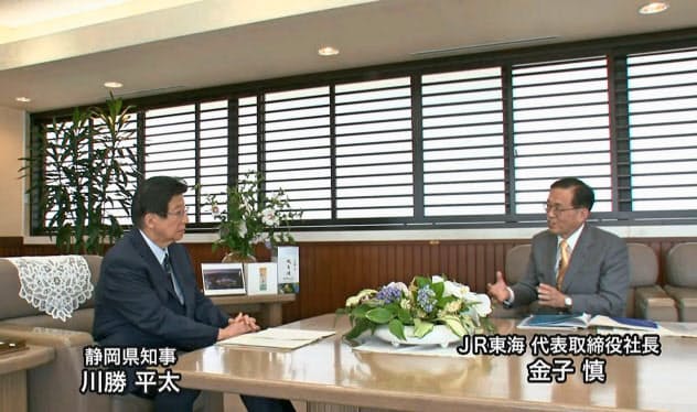 リニア中央新幹線建設について会談するJR東海の金子慎社長(右)と静岡県の川勝平太知事=26日午後、静岡県庁(静岡県提供) リニア中央新幹線建設について会談するJR東海の金子慎社長(右)と静岡県の川勝平太知事=26日午後、静岡県庁(静岡県提供)
