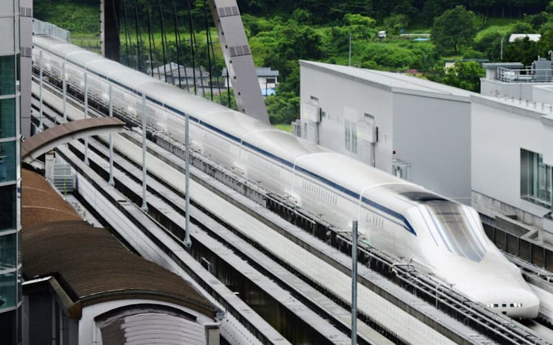 開業の遅れも懸念されている(山梨リニア実験線で走行試験するリニア車両) 開業の遅れも懸念されている(山梨リニア実験線で走行試験するリニア車両)