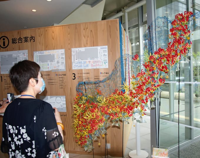 図書館に花 高知市 生産者と生花店支援 日本経済新聞