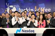 ラッキンコーヒーは、1年余りでナスダック上場廃止となる(写真は19年5月17日の上場時)=ロイター ラッキンコーヒーは、1年余りでナスダック上場廃止となる(写真は19年5月17日の上場時)=ロイター