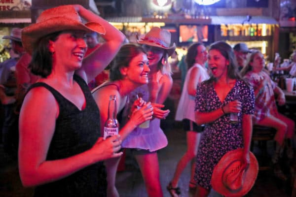 アルコール類を販売するバーは再び閉鎖される(写真は5月、米テキサス州中部バンデラ市)=ロイター