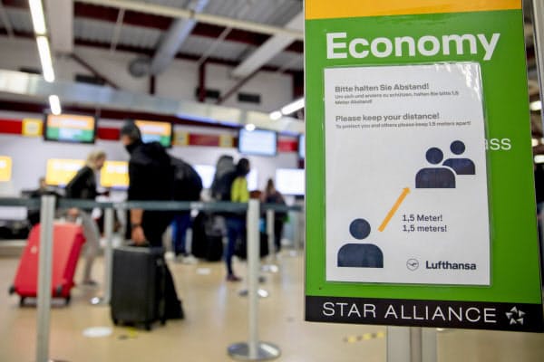 EUは現在、域外からの渡航を原則認めていない(6月、独ベルリンの空港)=AP