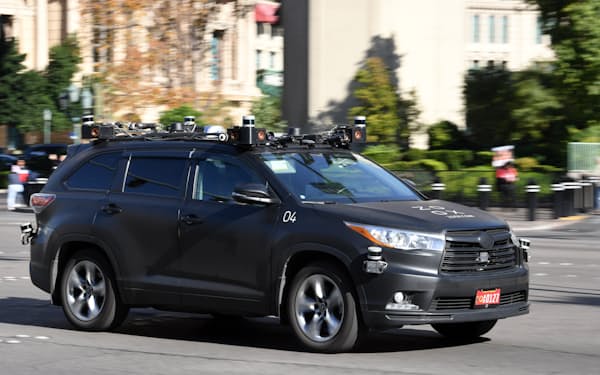 市街地を走行する米ズークスの自動運転車（2019年12月、米ラスベガス）=目良友樹撮影