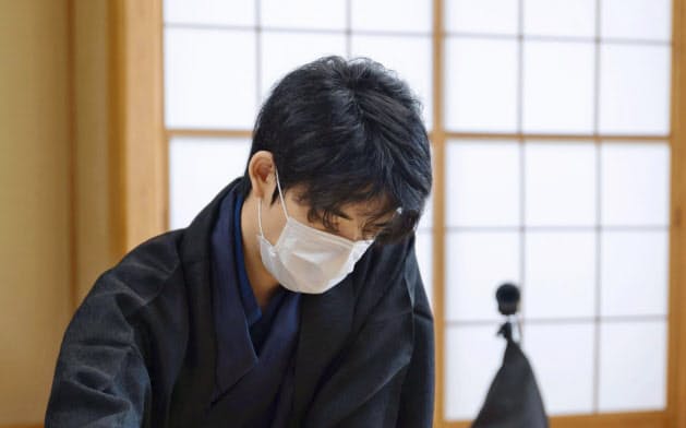 第91期棋聖戦5番勝負第2局で初手を指す藤井聡太七段(28日午前、東京都渋谷区の将棋会館)=日本将棋連盟提供、共同 第91期棋聖戦5番勝負第2局で初手を指す藤井聡太七段(28日午前、東京都渋谷区の将棋会館)=日本将棋連盟提供、共同