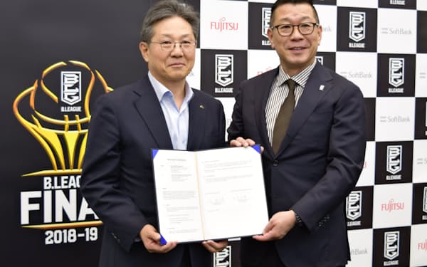 日韓両リーグのアジア枠などの覚書に調印し、笑顔を見せるBリーグの大河正明チェアマン（右）とKBLの李廷大コミッショナー（2019年5月）