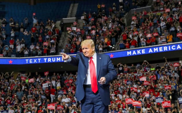 6月20日の選挙集会でトランプ氏は中国共産党を酷評したが、ボルトン氏はトランプ氏の対中政策は弱腰だと批判する=ロイター 6月20日の選挙集会でトランプ氏は中国共産党を酷評したが、ボルトン氏はトランプ氏の対中政策は弱腰だと批判する=ロイター