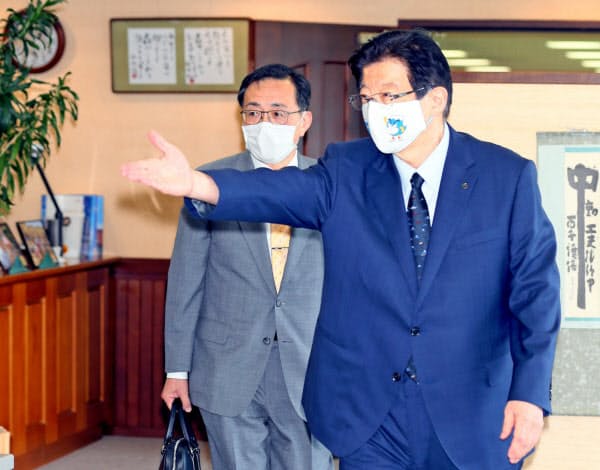 静岡県の川勝平太知事(右)の案内で会談に臨むJR東海の金子慎社長=26日午後、静岡県庁で(代表撮影)