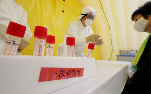 PCR検査能力は1日3万件近くに増えた(都内でのデモンストレーション)