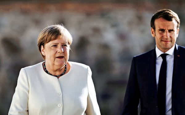 対面での首脳会談に臨んだメルケル独首相(左)とマクロン仏大統領（29日、独ベルリン近郊）=ロイター