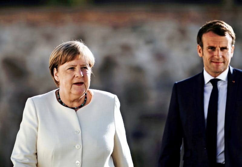 対面での首脳会談に臨んだメルケル独首相(左)とマクロン仏大統領(29日、独ベルリン近郊)=ロイター 対面での首脳会談に臨んだメルケル独首相(左)とマクロン仏大統領(29日、独ベルリン近郊)=ロイター