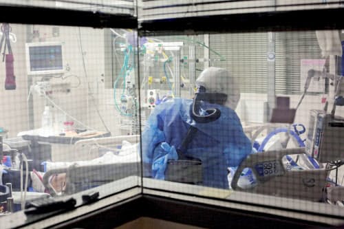 医療設備が再び逼迫する地域も出ている(米ワシントン州の病院のICU)=ロイター