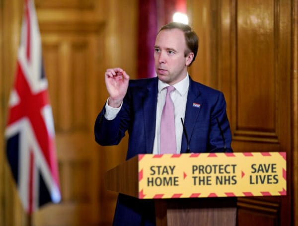 ハンコック保健相は英中部・レスターでの地域限定の制限は2週間後に見直すとしている(5月4日、英首相官邸)=ロイター
