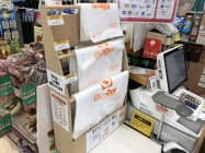 グッデイはレジの横に大きさと価格が異なるレジ袋を並べる(福岡市の南福岡店) グッデイはレジの横に大きさと価格が異なるレジ袋を並べる(福岡市の南福岡店)