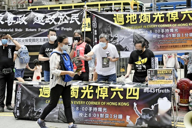 香港の繁華街コーズウェイベイで活動する民主派団体の幹部ら(5月31日)=共同 香港の繁華街コーズウェイベイで活動する民主派団体の幹部ら(5月31日)=共同