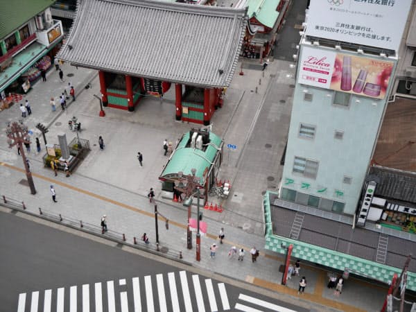 コロナ前は外国人観光客でにぎわっていた浅草・雷門前も現在は閑散としている