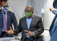 新型コロナウイルスの治療施設を視察するラマポーザ大統領(6月24日、ヨハネスブルク)=ロイター 新型コロナウイルスの治療施設を視察するラマポーザ大統領(6月24日、ヨハネスブルク)=ロイター