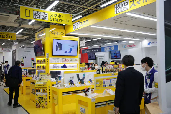 格安スマホの競争が進む(東京・千代田のビックカメラ有楽町店)