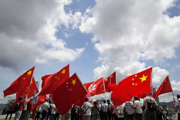 香港国家安全維持法の成立を祝う香港の親中派(6月30日、香港)=AP