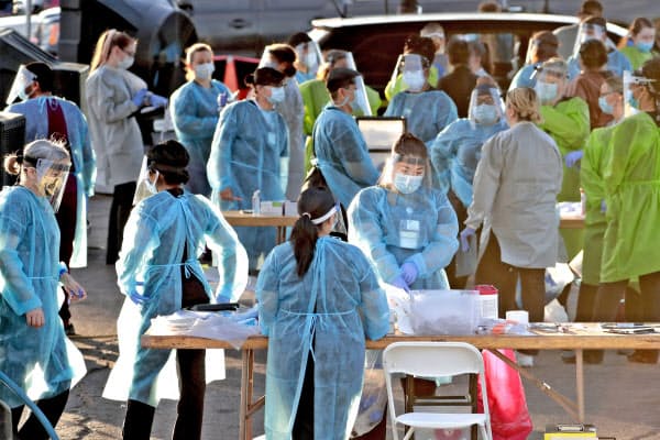 全米30以上の州で新型コロナの感染が拡大傾向にある(アリゾナ州フェニックス)=AP