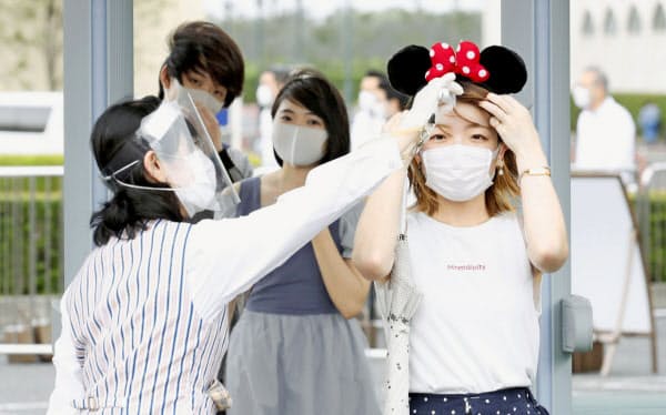 新型コロナ 東京ディズニー再開 待ちわびた ファン歓喜 写真 共同 日本経済新聞