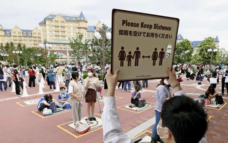 新型コロナ 東京ディズニー再開 待ちわびた ファン歓喜 写真 共同 日本経済新聞 新型コロナ 東京ディズニー再開 待ちわびた ファン歓喜 写真 共同 日本経済新聞