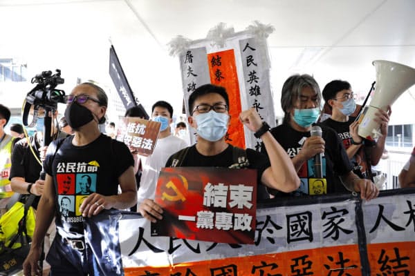 民主派は中国共産党の一党支配を批判した(1日、香港)=AP