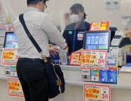 コンビニのレジに出されたレジ袋有料化の案内(1日、東京都中央区のファミリーマートの店舗) コンビニのレジに出されたレジ袋有料化の案内(1日、東京都中央区のファミリーマートの店舗)